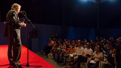 Jesús Campos, presidente de la AAT, hace públicas las bases del Concurso Teatro Exprés 2013. (17-X-2013).
